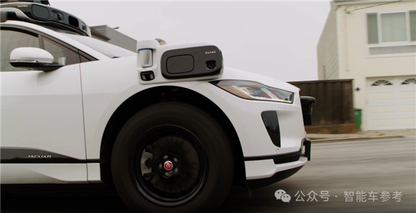 全球首例!Robotaxi与机器人街头相撞 沉默一分钟淡定离场