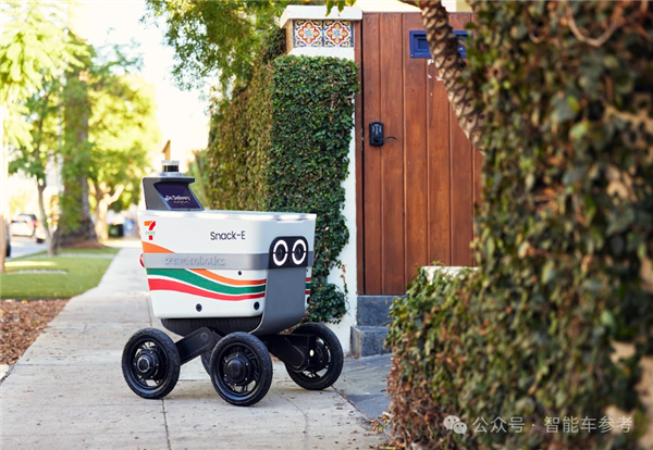 全球首例!Robotaxi与机器人街头相撞 沉默一分钟淡定离场