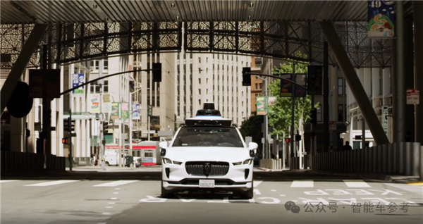全球首例!Robotaxi与机器人街头相撞 沉默一分钟淡定离场