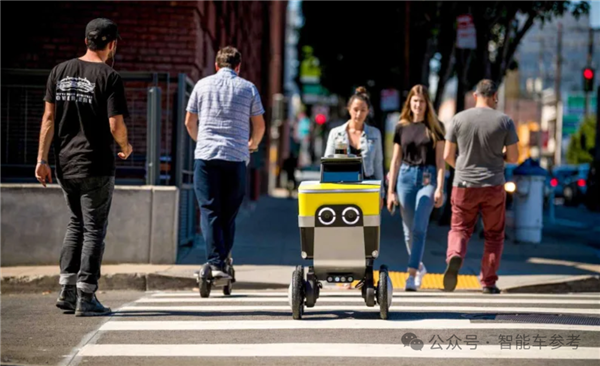 全球首例!Robotaxi与机器人街头相撞 沉默一分钟淡定离场