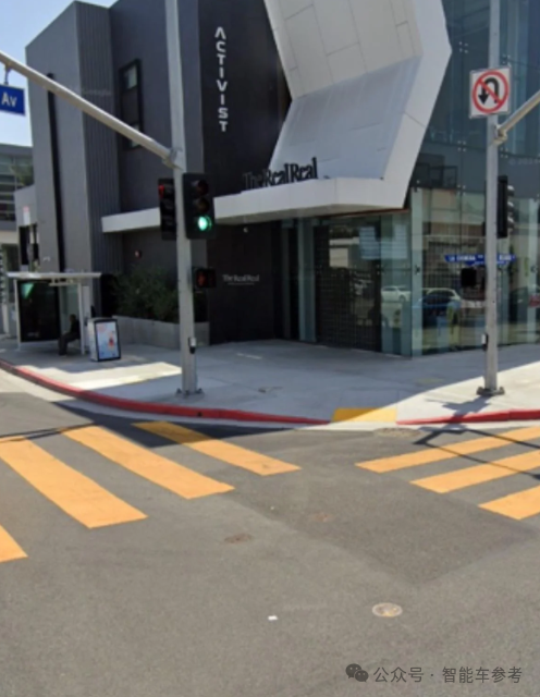 全球首例!Robotaxi与机器人街头相撞 沉默一分钟淡定离场