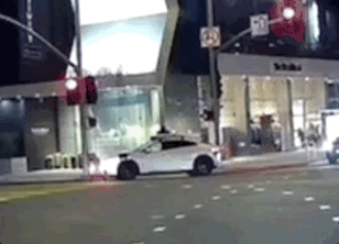 全球首例!Robotaxi与机器人街头相撞 沉默一分钟淡定离场