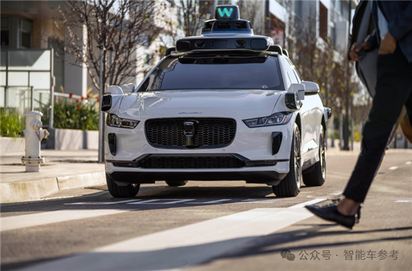 全球首例!Robotaxi与机器人街头相撞 沉默一分钟淡定离场