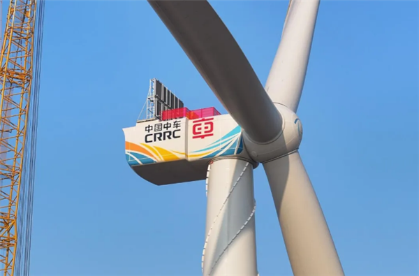 20MW量级!中国中车“启航号”漂浮式风电机组成功吊装