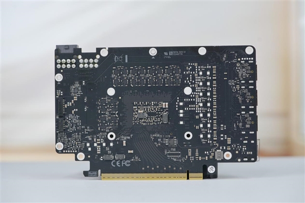 最强锐炫B570!蓝戟锐炫B570 Photon 10GB显卡图赏