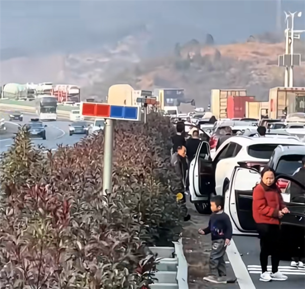 第一批回家过年的人已经堵路上了:服务区也堵上了 都是车和人