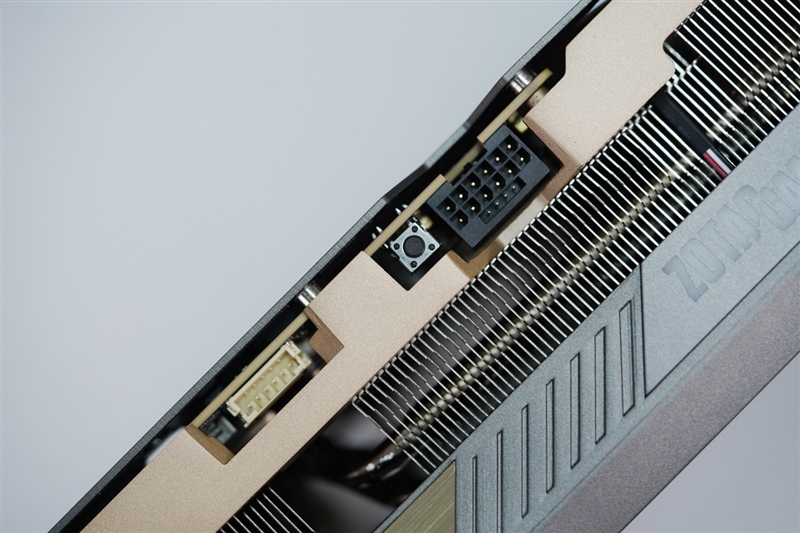 索泰RTX 5090D SOLID OC显卡评测：DLSS 4加持 无敌就是这么寂寞