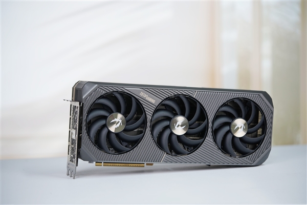 几何秩序美!索泰RTX 5080 16GB SOLID OC显卡图赏