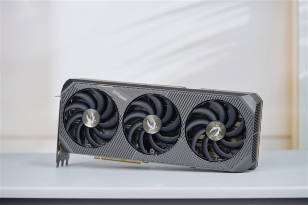 几何秩序美!索泰RTX 5080 16GB SOLID OC显卡图赏
