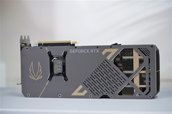 几何秩序美!索泰RTX 5080 16GB SOLID OC显卡图赏
