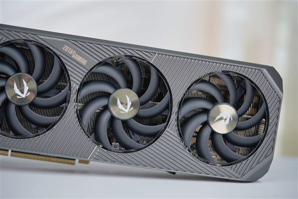几何秩序美!索泰RTX 5080 16GB SOLID OC显卡图赏