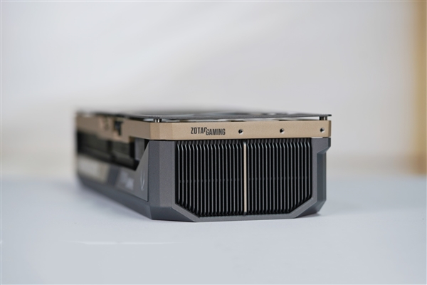几何秩序美!索泰RTX 5080 16GB SOLID OC显卡图赏