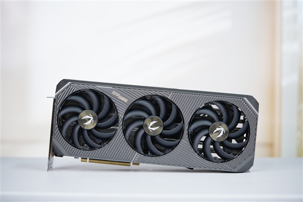 几何秩序美!索泰RTX 5080 16GB SOLID OC显卡图赏