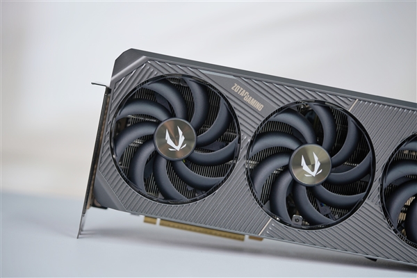 几何秩序美!索泰RTX 5080 16GB SOLID OC显卡图赏