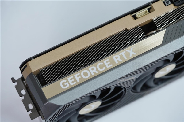 几何秩序美!索泰RTX 5080 16GB SOLID OC显卡图赏