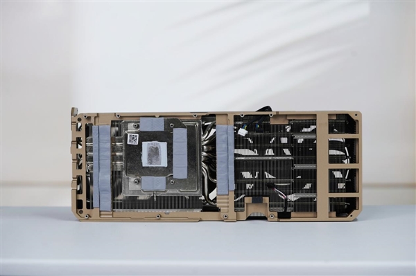 几何秩序美!索泰RTX 5080 16GB SOLID OC显卡图赏