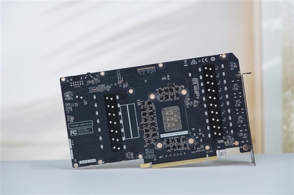 几何秩序美!索泰RTX 5080 16GB SOLID OC显卡图赏