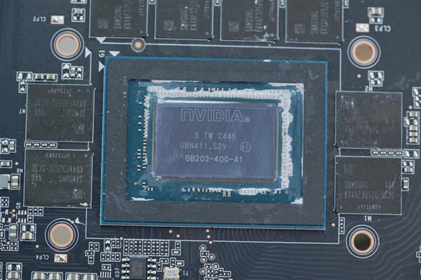 几何秩序美!索泰RTX 5080 16GB SOLID OC显卡图赏