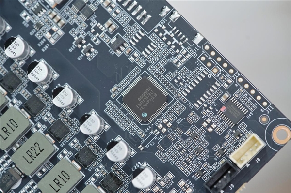 几何秩序美!索泰RTX 5080 16GB SOLID OC显卡图赏