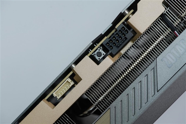 几何秩序美!索泰RTX 5080 16GB SOLID OC显卡图赏