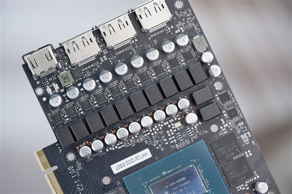 经典的红黑配色!耕升RTX 5080追风OC显卡图赏