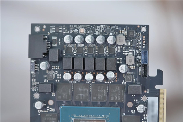 经典的红黑配色!耕升RTX 5080追风OC显卡图赏