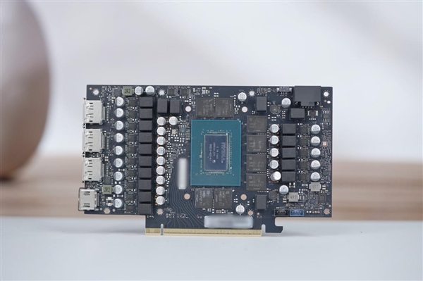 经典的红黑配色!耕升RTX 5080追风OC显卡图赏