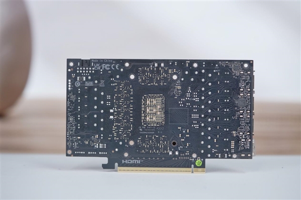 经典的红黑配色!耕升RTX 5080追风OC显卡图赏