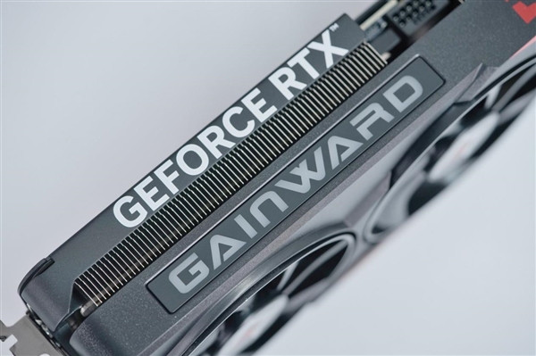 经典的红黑配色!耕升RTX 5080追风OC显卡图赏