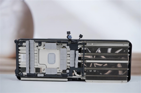 经典的红黑配色!耕升RTX 5080追风OC显卡图赏