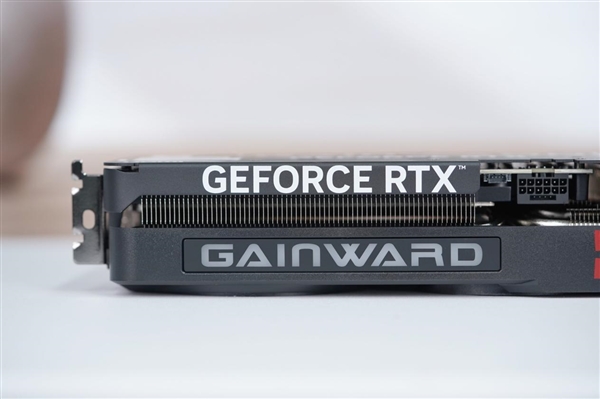 经典的红黑配色!耕升RTX 5080追风OC显卡图赏