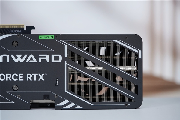 经典的红黑配色!耕升RTX 5080追风OC显卡图赏
