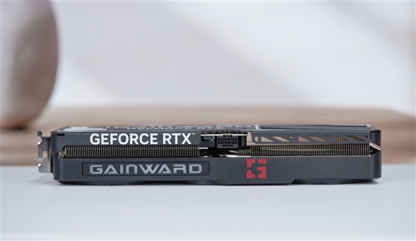 经典的红黑配色!耕升RTX 5080追风OC显卡图赏