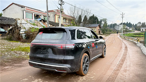 40万级最强SUV 问界M8实车谍照曝光：内饰比M9更好了