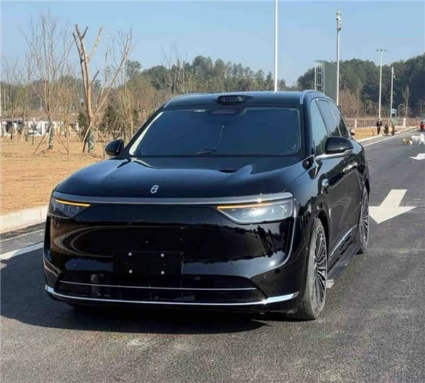 40万级最强SUV 问界M8实车谍照曝光：内饰比M9更好了