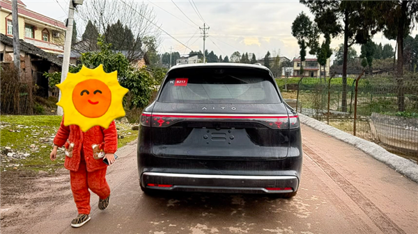 40万级最强SUV 问界M8实车谍照曝光：内饰比M9更好了
