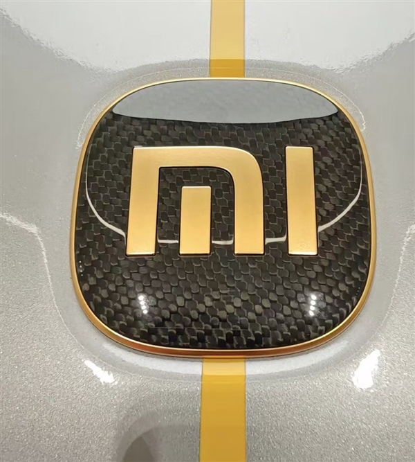 REDMI胡馨心实测:小米SU7 Ultra金Logo很结实 不好抠