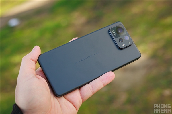 蛇年第一款Ultra惊现3.5mm耳机孔!华硕Zenfone 12 Ultra图赏