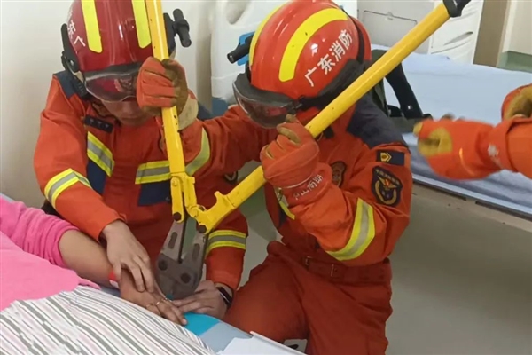 看着都疼!女子10根手指戴了10枚戒指 全部套牢卡死