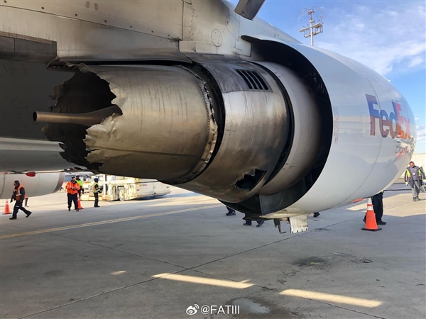 美国波音767飞机撞鸟后空中喷火:发动机已彻底报废