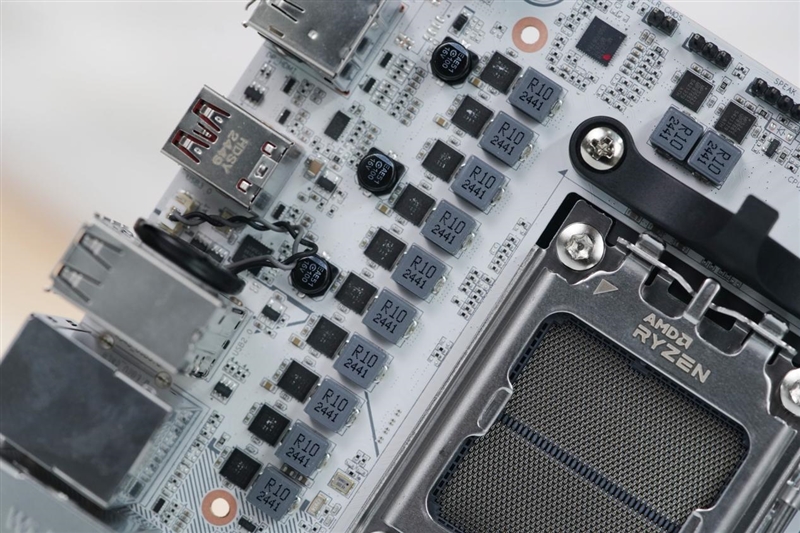 高颜值的ITX小板 媲美一线！七彩虹CVN B850I GAMING FROZEN V14登陆舰评测
