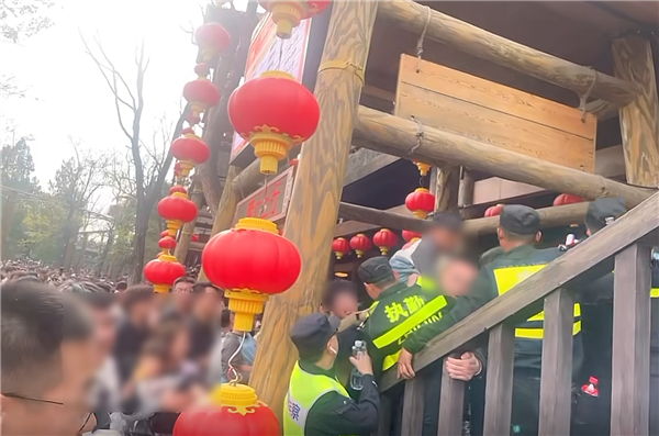 小程序挤崩了！游客高喊退票 开封万岁山武侠城景区紧急限流