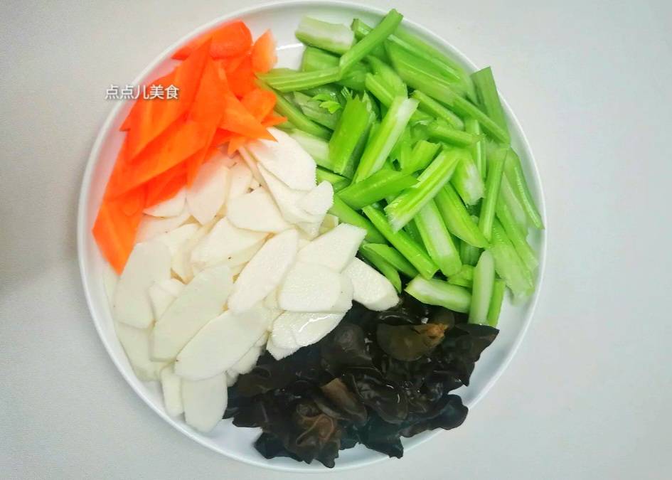 山药和木耳是绝配，一周吃3次，一通便，二降压，三抗免疫，人少生病了