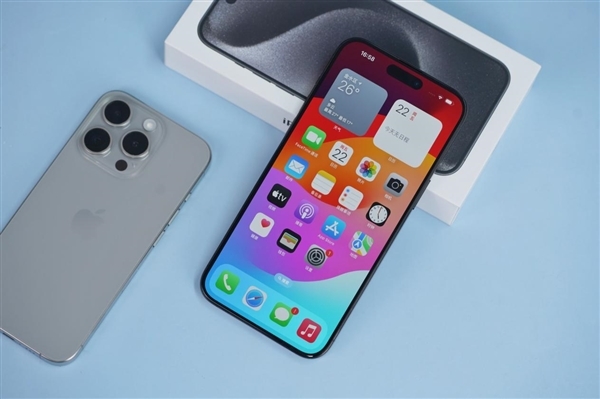 美国关税政策让消费者遭殃!美媒称iPhone最高或涨至1.6万元