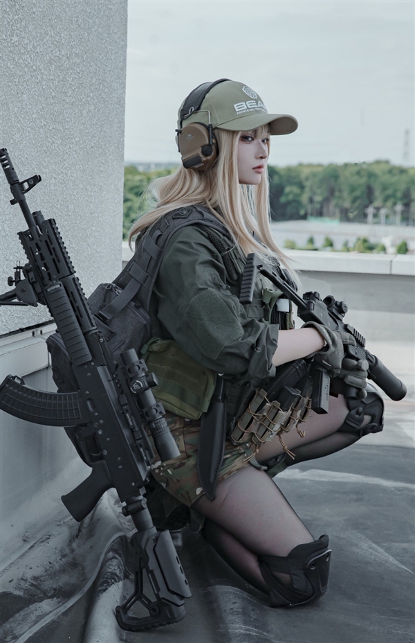 国外美女Cos《逃离塔科夫》角色：颜值高 身材超棒