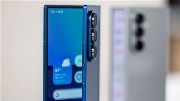 三星Galaxy Z Fold7图赏：全球最轻大折叠 比iPhone 16 Pro Max还要轻