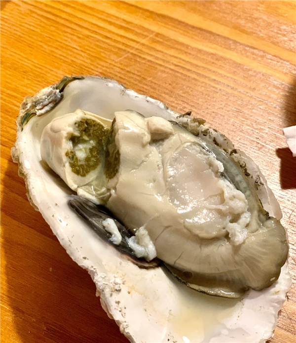 真的想问:生蚝肚子里的黑色到底是不是屎 能不能吃啊!