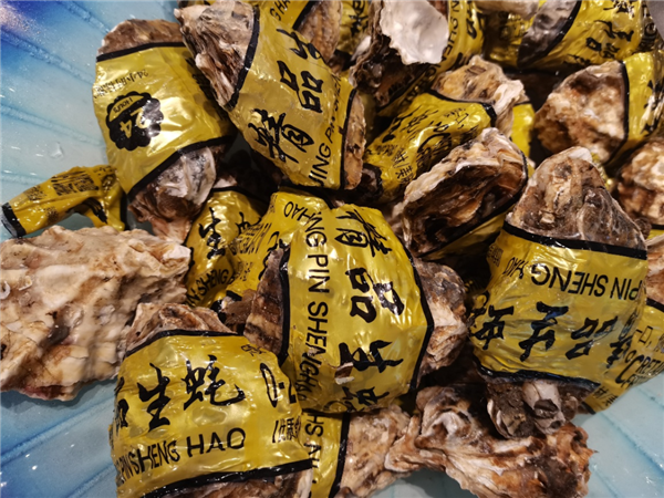 真的想问:生蚝肚子里的黑色到底是不是屎 能不能吃啊!