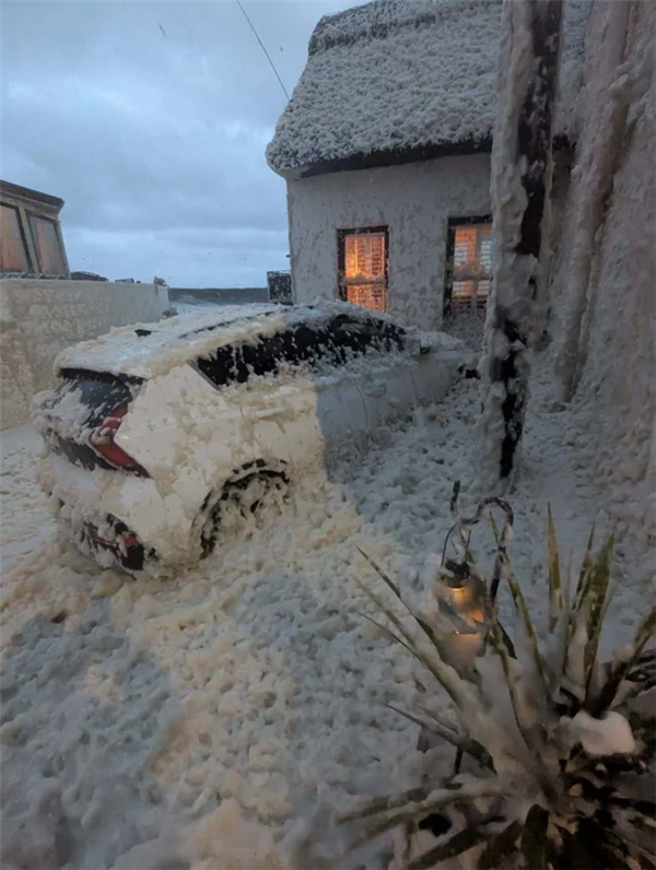 爱尔兰村庄出现罕见“泡沫雪” 像是洗洁精被打翻了