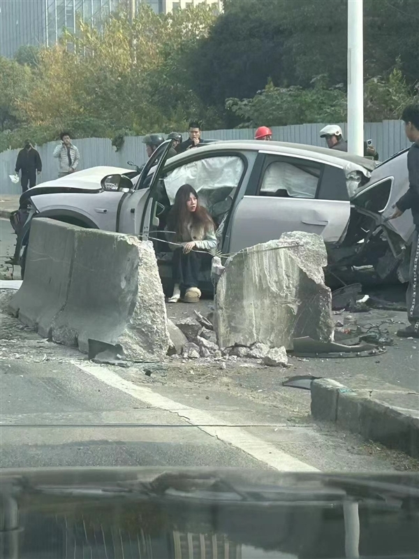 蔚来EC6撞击护栏断成两截 官方回应:电池未发生安全风险